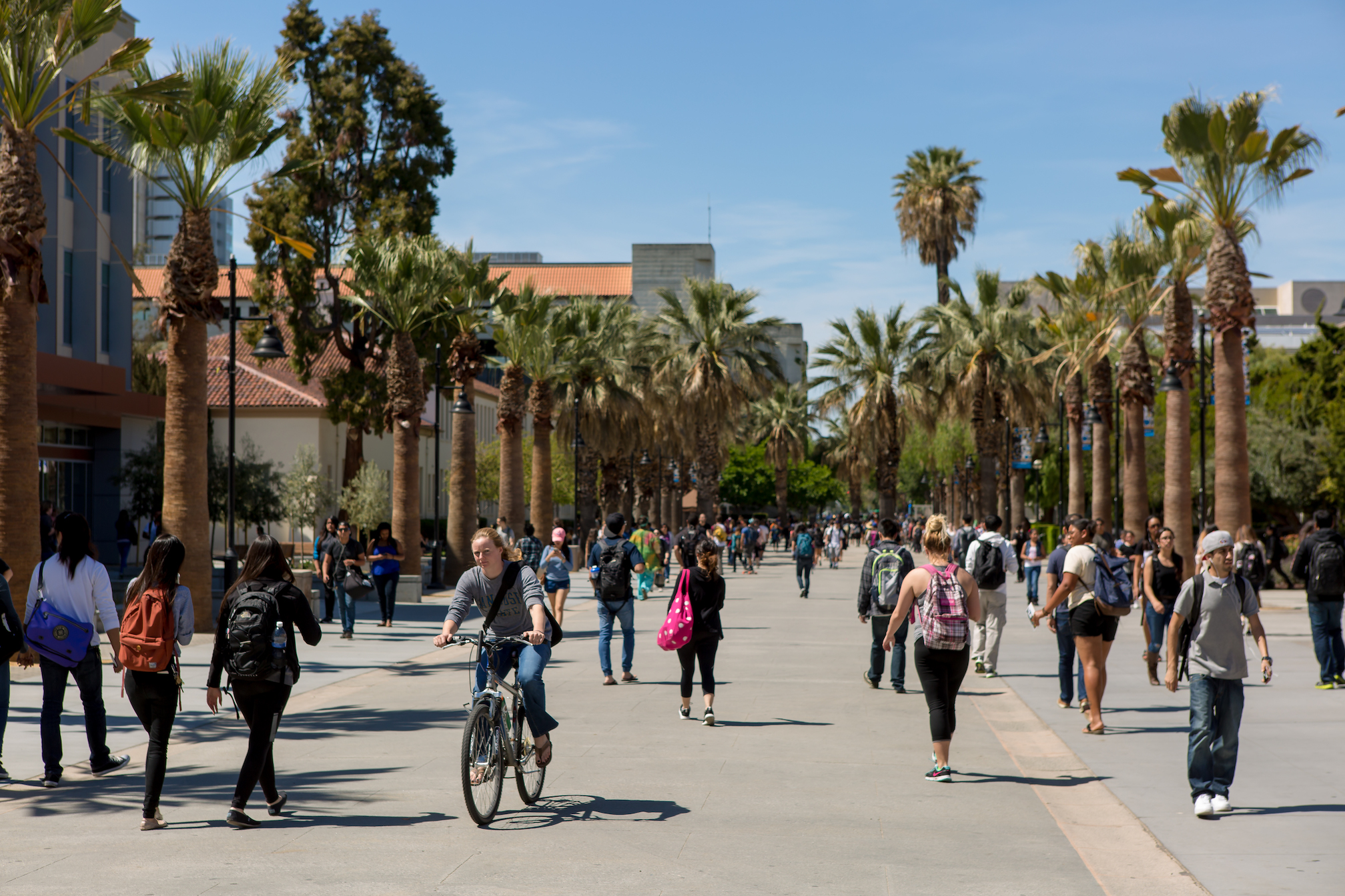 san jose state students walking along the 7th street plaza